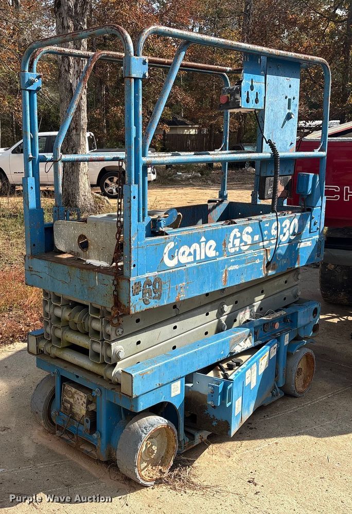 image for item EU7126 2000 Genie GS-1930 scissor lift