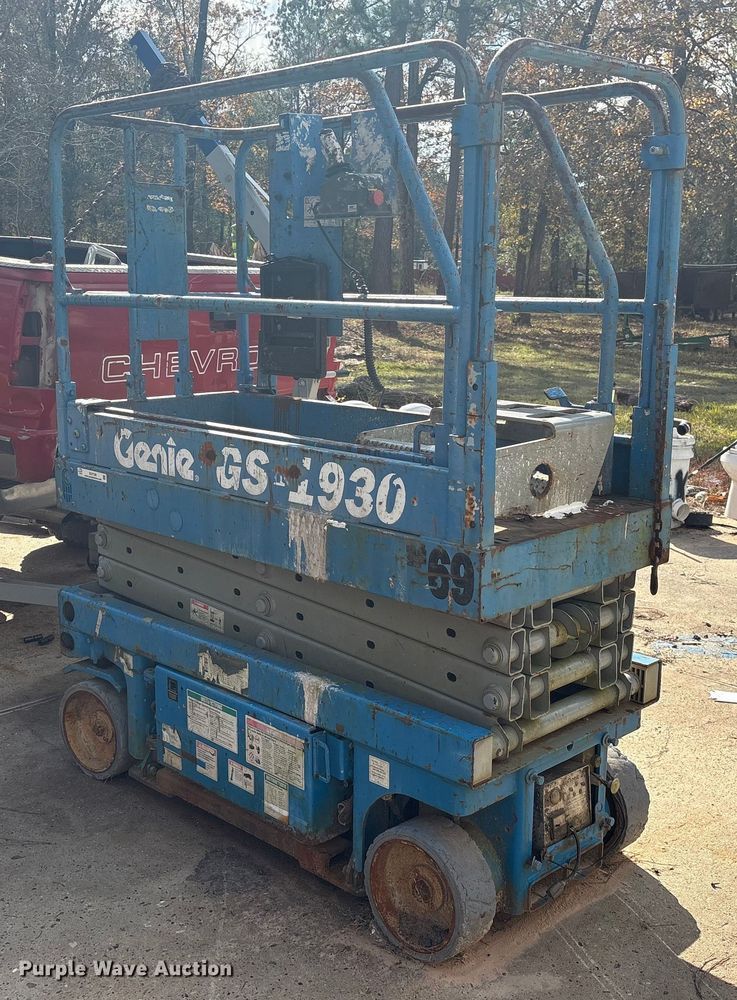 image for item EU7126 2000 Genie GS-1930 scissor lift