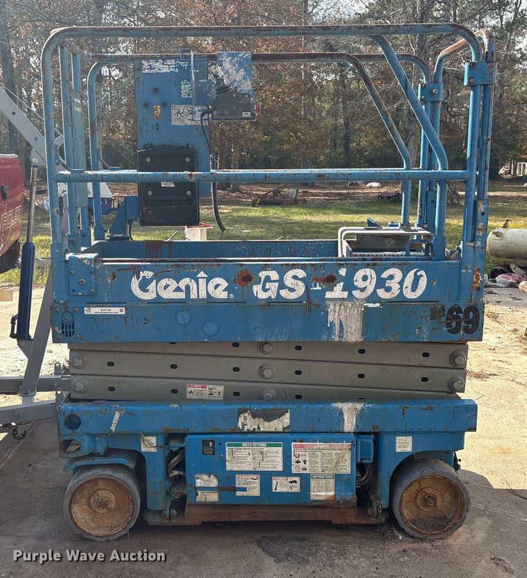 image for item EU7126 2000 Genie GS-1930 scissor lift