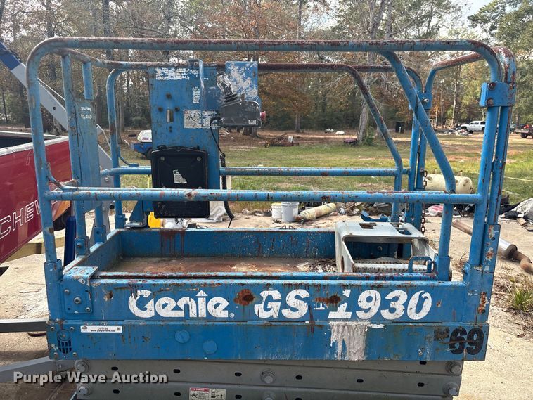 image for item EU7126 2000 Genie GS-1930 scissor lift