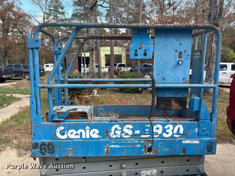 image for item EU7126 2000 Genie GS-1930 scissor lift