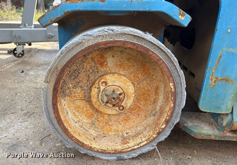 image for item EU7126 2000 Genie GS-1930 scissor lift