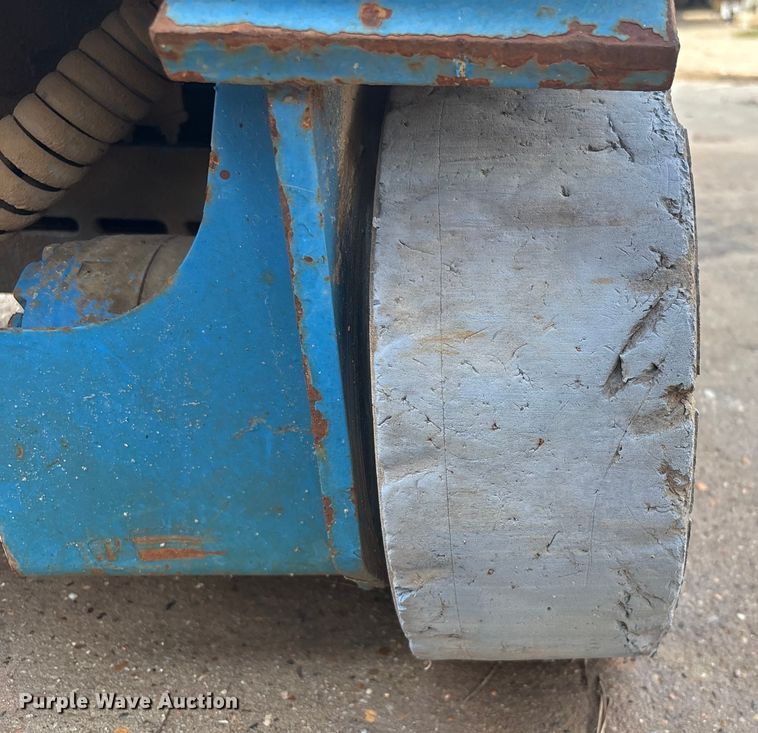 image for item EU7126 2000 Genie GS-1930 scissor lift