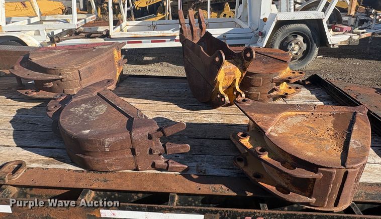 image for item EU8562 (7) backhoe buckets