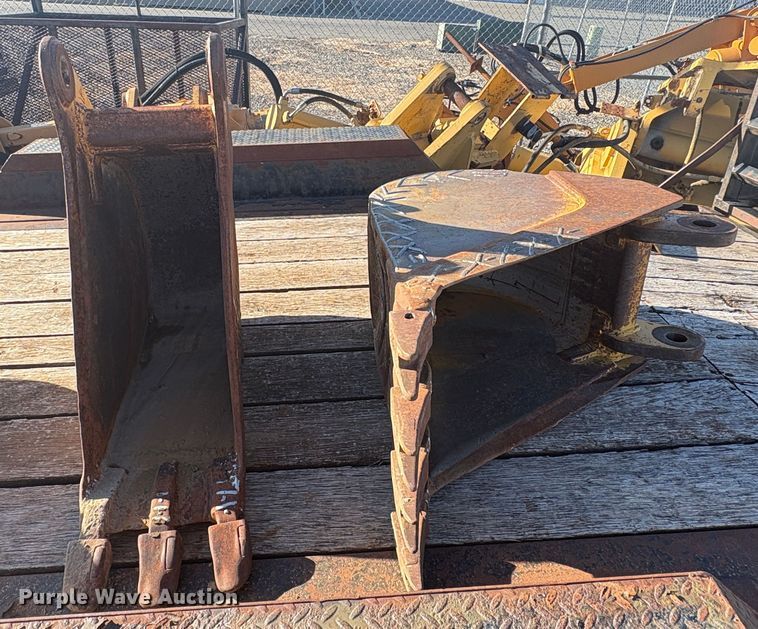 image for item EU8562 (7) backhoe buckets