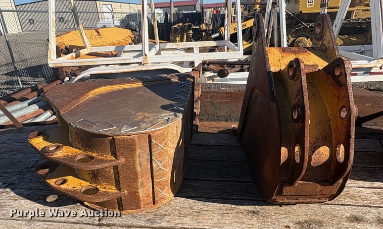 image for item EU8562 (7) backhoe buckets