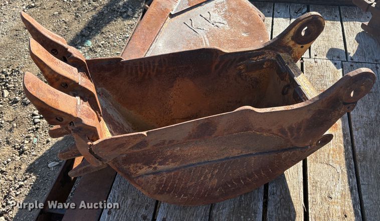 image for item EU8562 (7) backhoe buckets