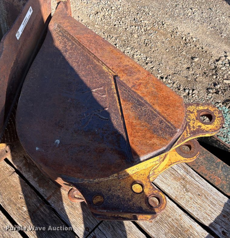 image for item EU8562 (7) backhoe buckets