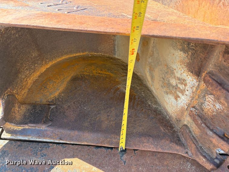 image for item EU8562 (7) backhoe buckets