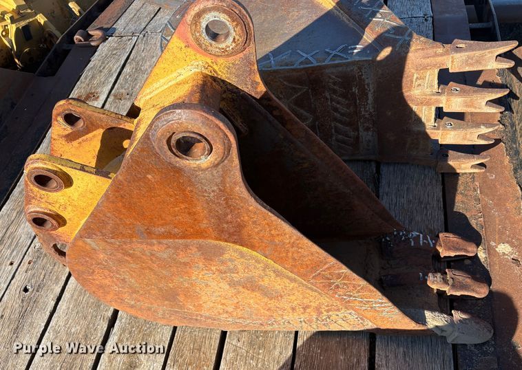 image for item EU8562 (7) backhoe buckets