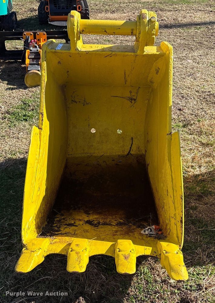image for item EV2576 Komatsu excavator bucket