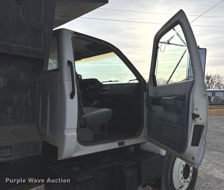 image for item EV3324 1992 GMC TopKick dump truck