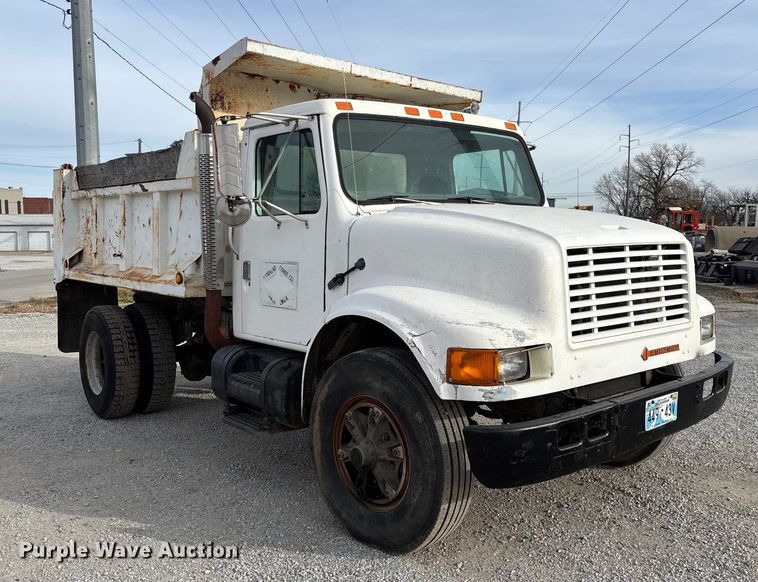 image for item EV3325 1990 International 4900 dump truck