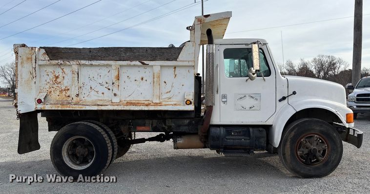 image for item EV3325 1990 International 4900 dump truck