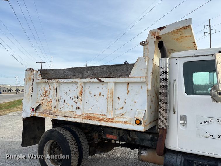 image for item EV3325 1990 International 4900 dump truck
