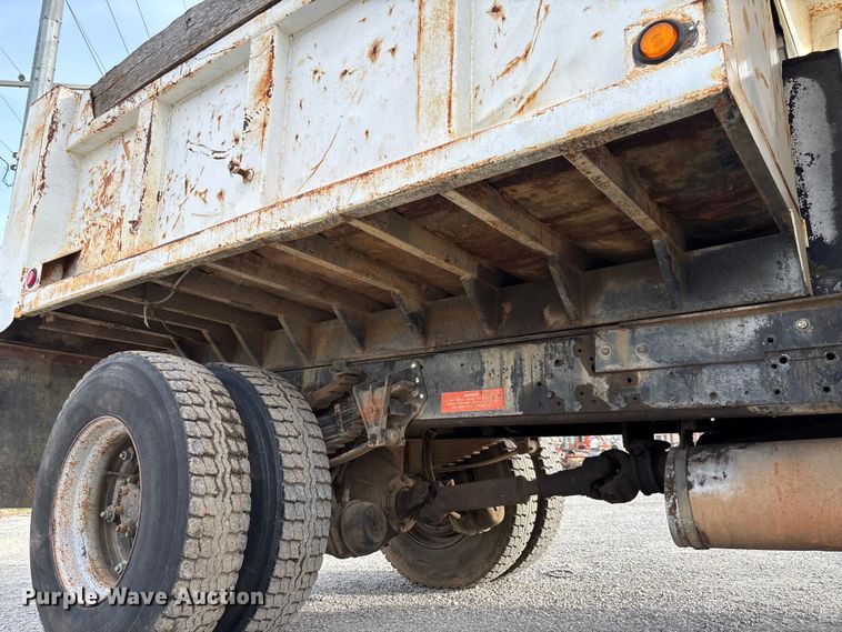 image for item EV3325 1990 International 4900 dump truck