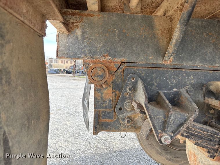 image for item EV3325 1990 International 4900 dump truck