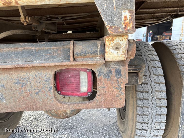 image for item EV3325 1990 International 4900 dump truck