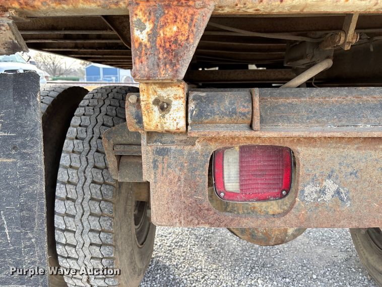 image for item EV3325 1990 International 4900 dump truck