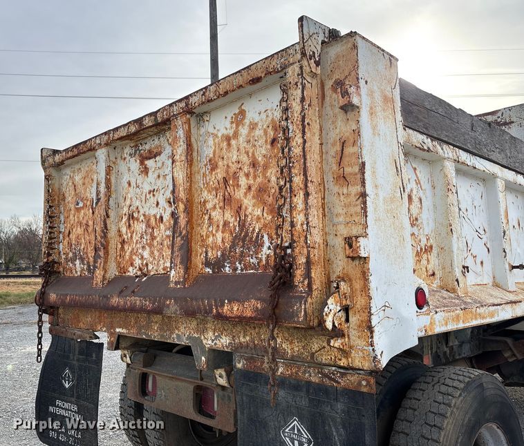 image for item EV3325 1990 International 4900 dump truck