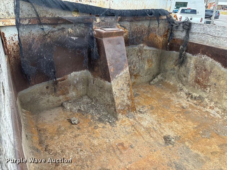 image for item EV3325 1990 International 4900 dump truck