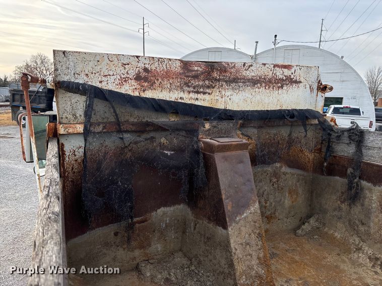 image for item EV3325 1990 International 4900 dump truck