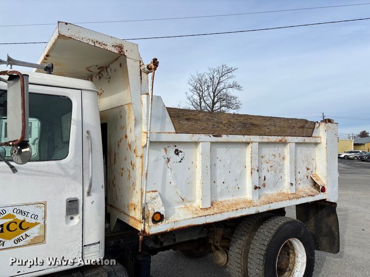 image for item EV3325 1990 International 4900 dump truck