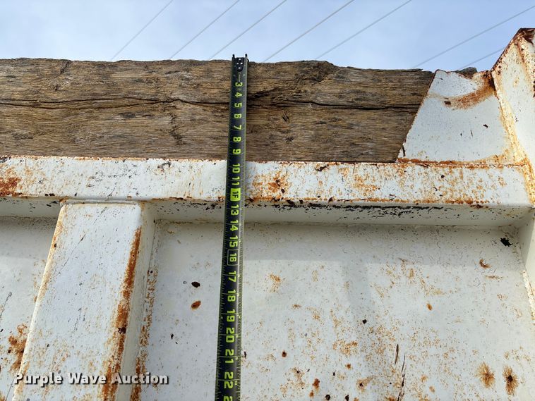 image for item EV3325 1990 International 4900 dump truck