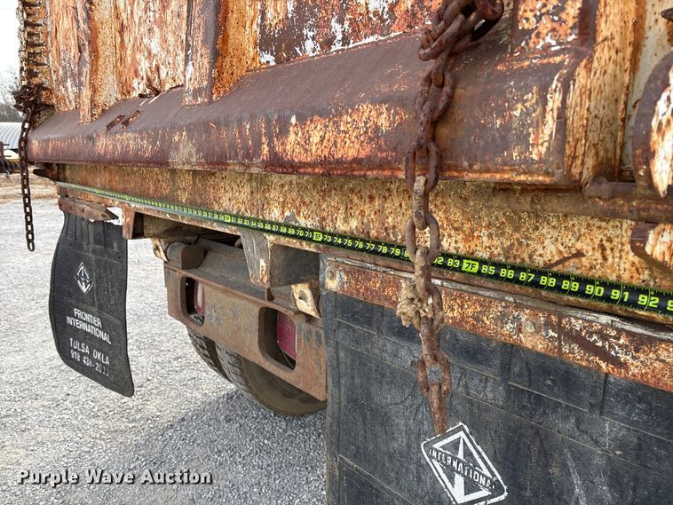 image for item EV3325 1990 International 4900 dump truck