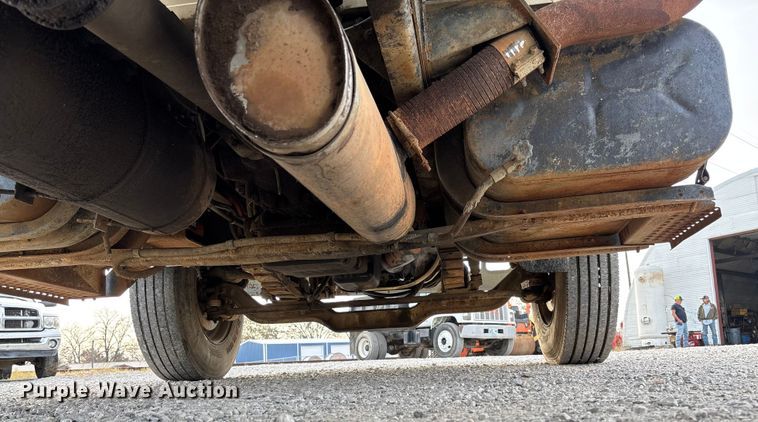 image for item EV3325 1990 International 4900 dump truck