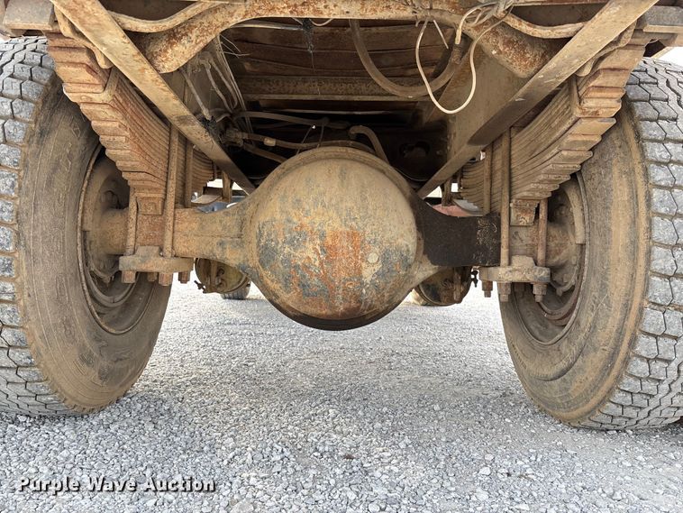 image for item EV3325 1990 International 4900 dump truck