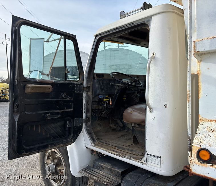 image for item EV3325 1990 International 4900 dump truck