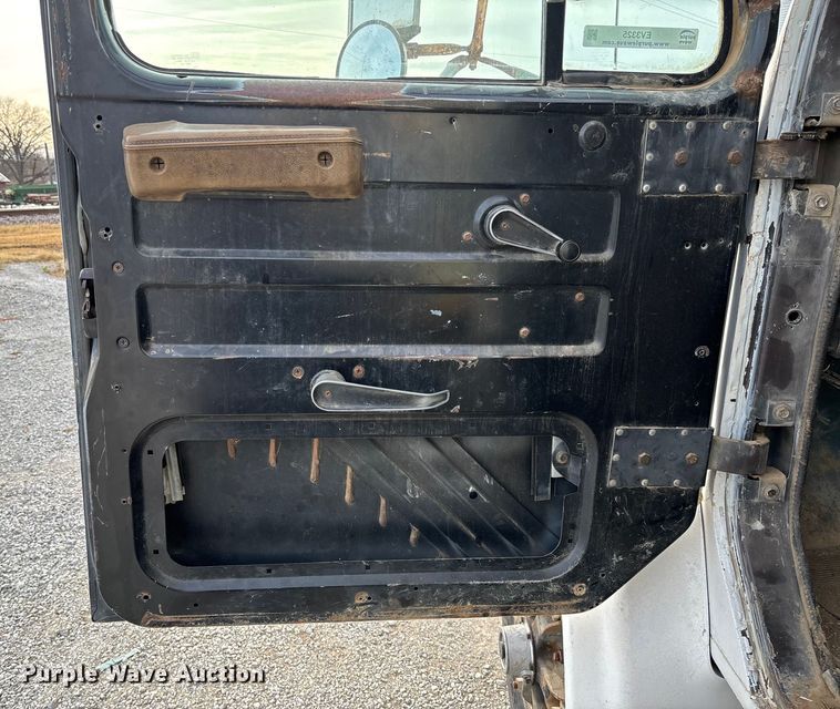 image for item EV3325 1990 International 4900 dump truck