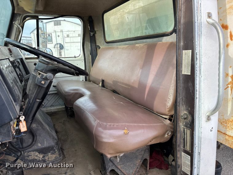 image for item EV3325 1990 International 4900 dump truck