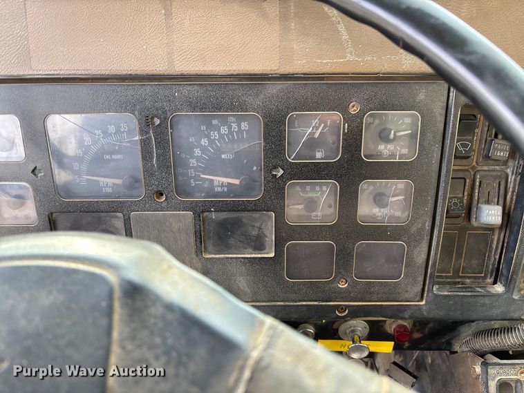 image for item EV3325 1990 International 4900 dump truck