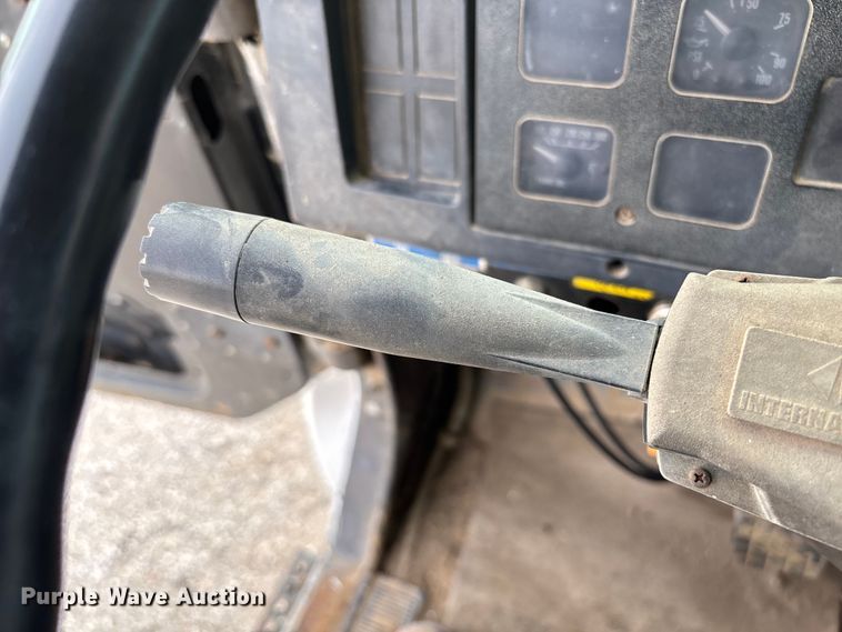 image for item EV3325 1990 International 4900 dump truck