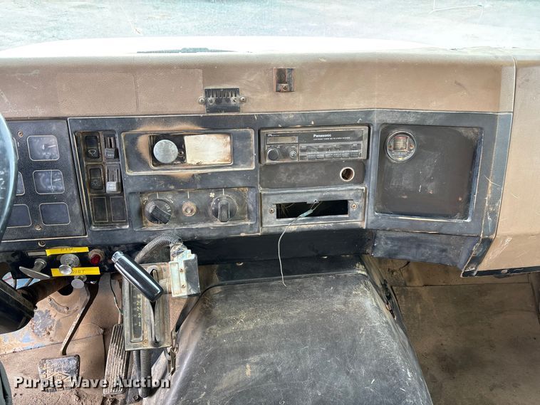 image for item EV3325 1990 International 4900 dump truck