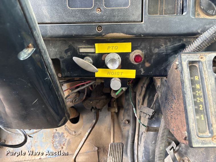 image for item EV3325 1990 International 4900 dump truck