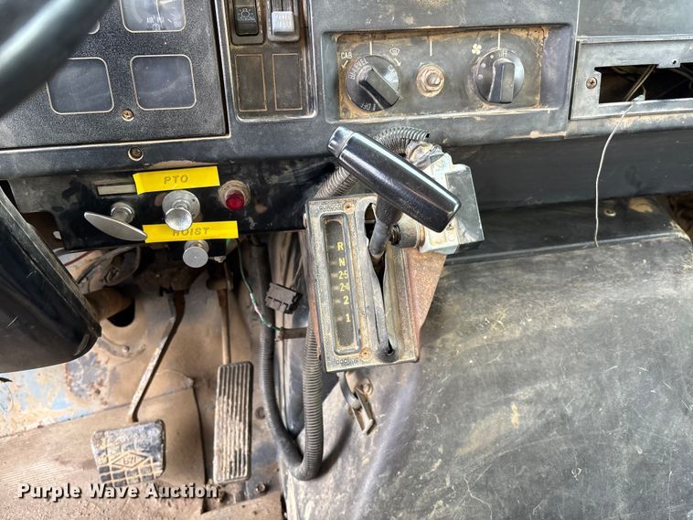 image for item EV3325 1990 International 4900 dump truck