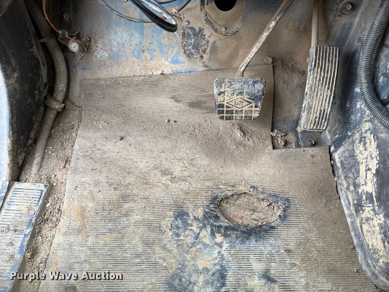 image for item EV3325 1990 International 4900 dump truck