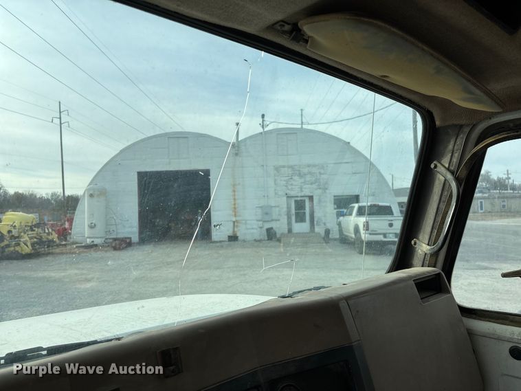 image for item EV3325 1990 International 4900 dump truck