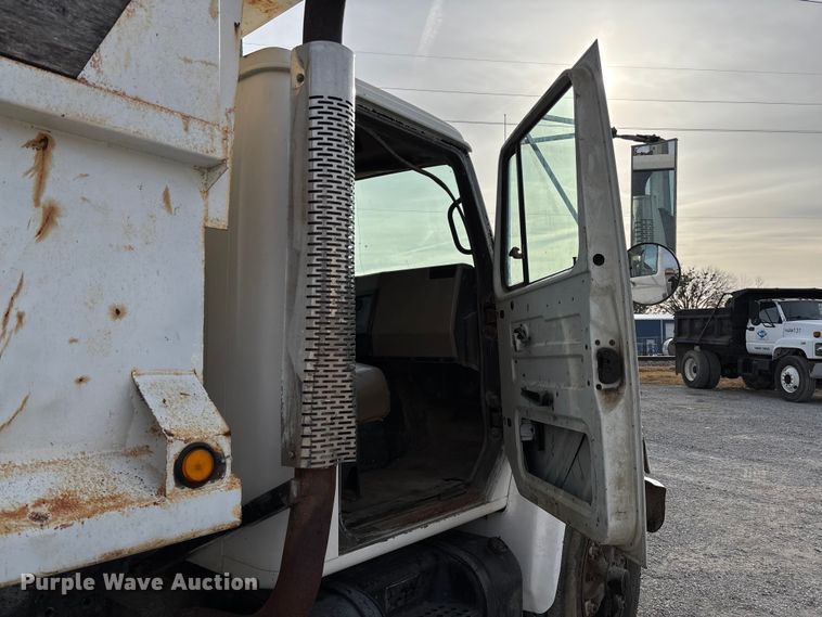 image for item EV3325 1990 International 4900 dump truck