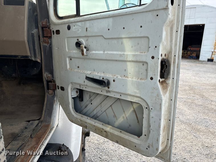 image for item EV3325 1990 International 4900 dump truck