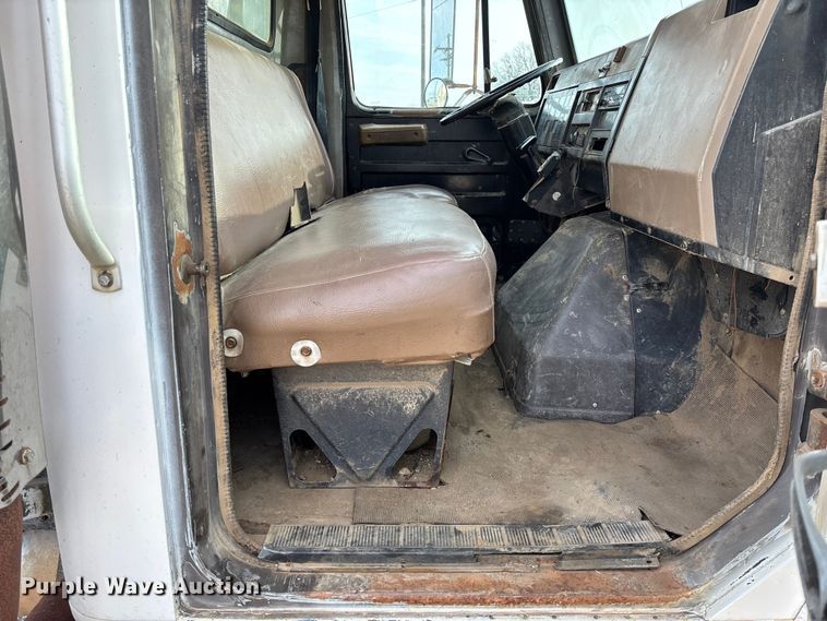 image for item EV3325 1990 International 4900 dump truck