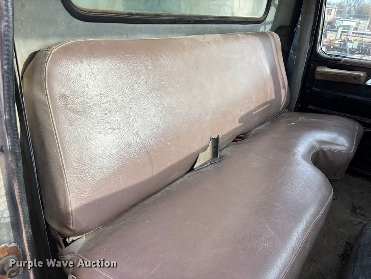 image for item EV3325 1990 International 4900 dump truck