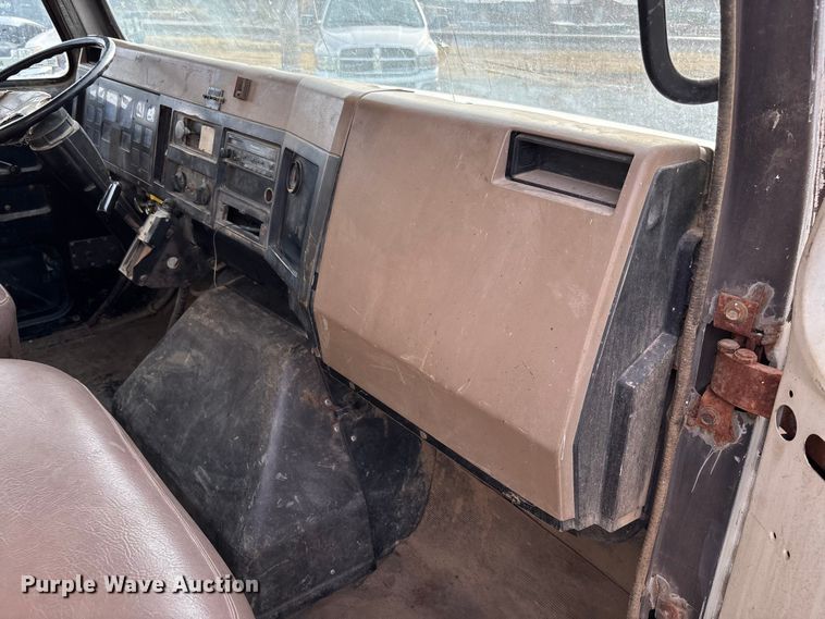 image for item EV3325 1990 International 4900 dump truck