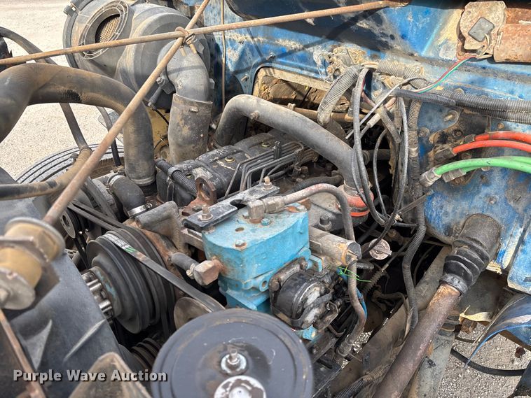 image for item EV3325 1990 International 4900 dump truck