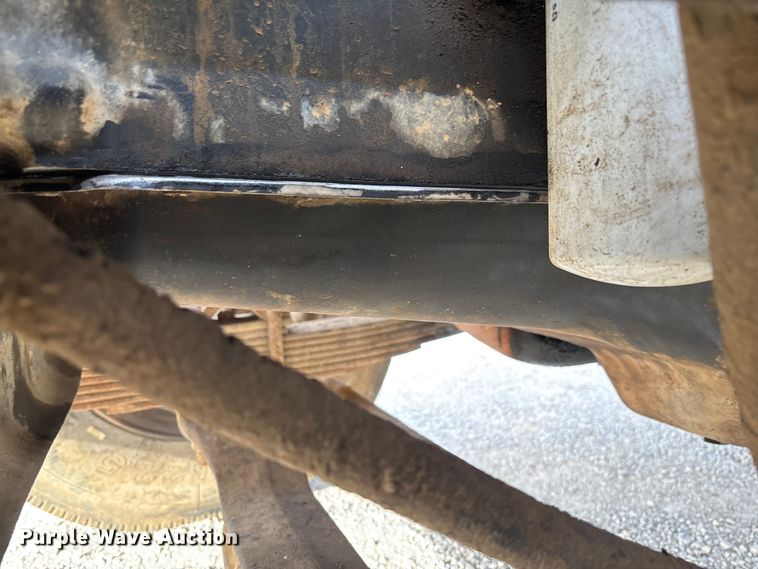 image for item EV3325 1990 International 4900 dump truck