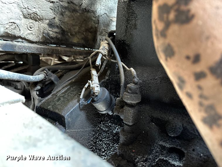 image for item EV3325 1990 International 4900 dump truck