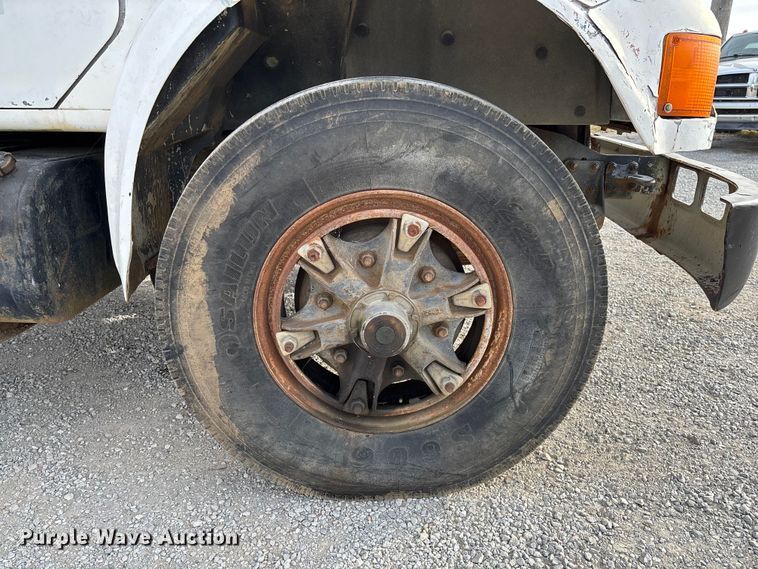 image for item EV3325 1990 International 4900 dump truck